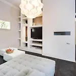 Modern Charm Balcony Retreat With Shelter By Sea N\' Rent